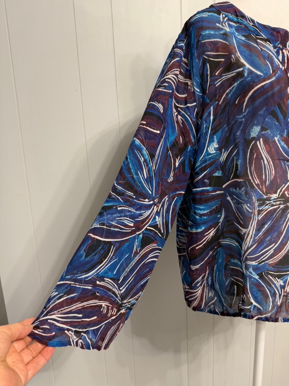 #14) Chico's Blue and White Abstract V-Notch Tunic ( sheer) - Picture 3 of 6
